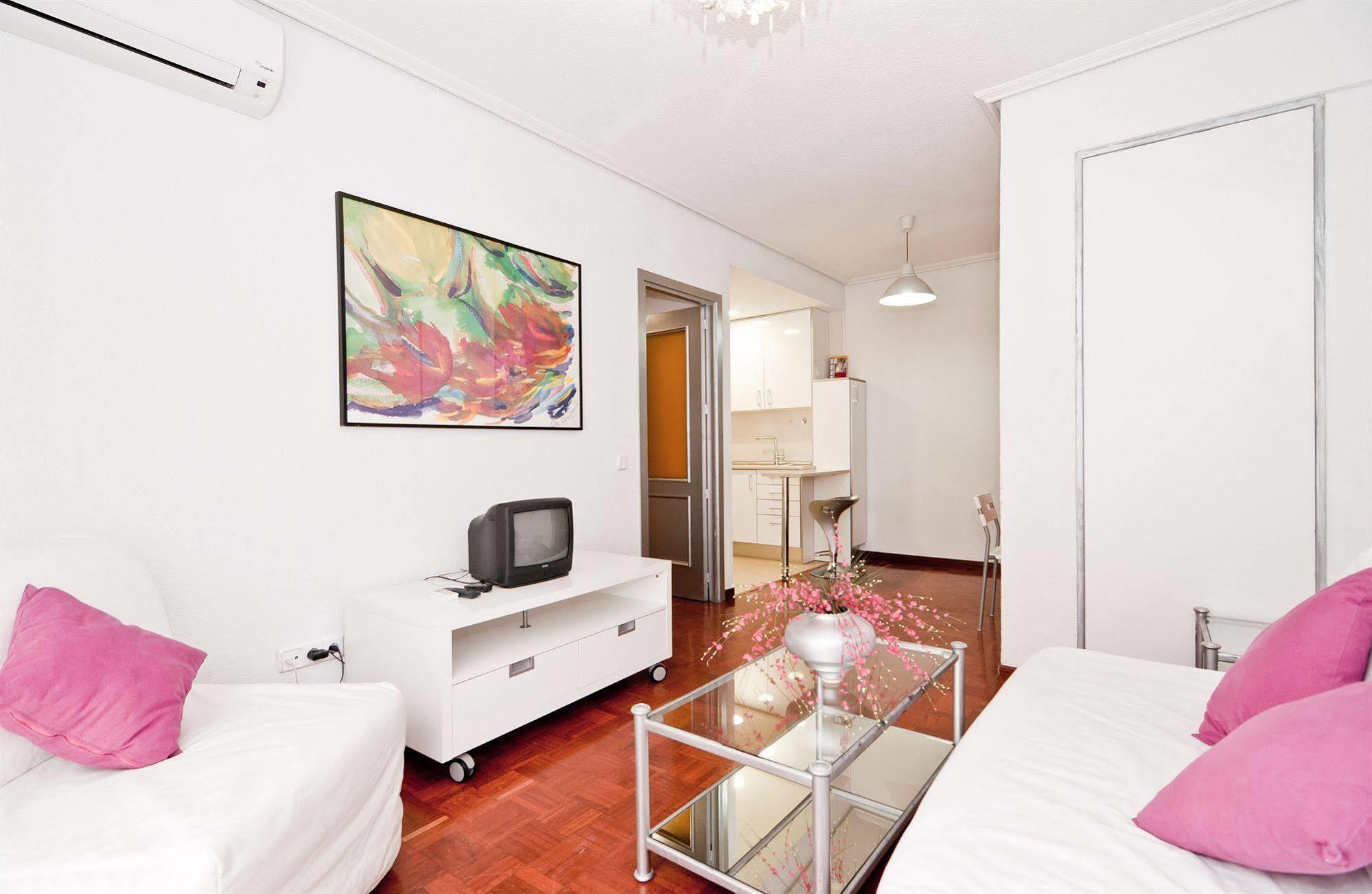 Apartamentos Aqui Me Quedo Madrid Exteriör bild