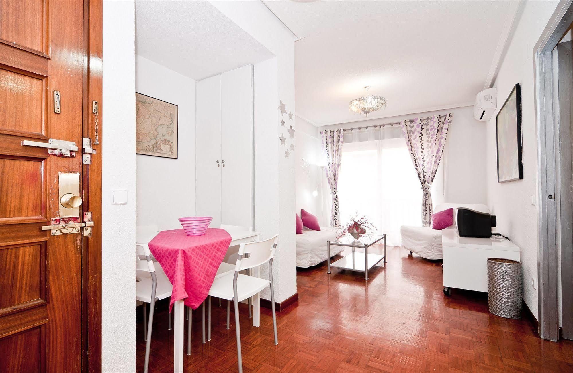 Apartamentos Aqui Me Quedo Madrid Exteriör bild