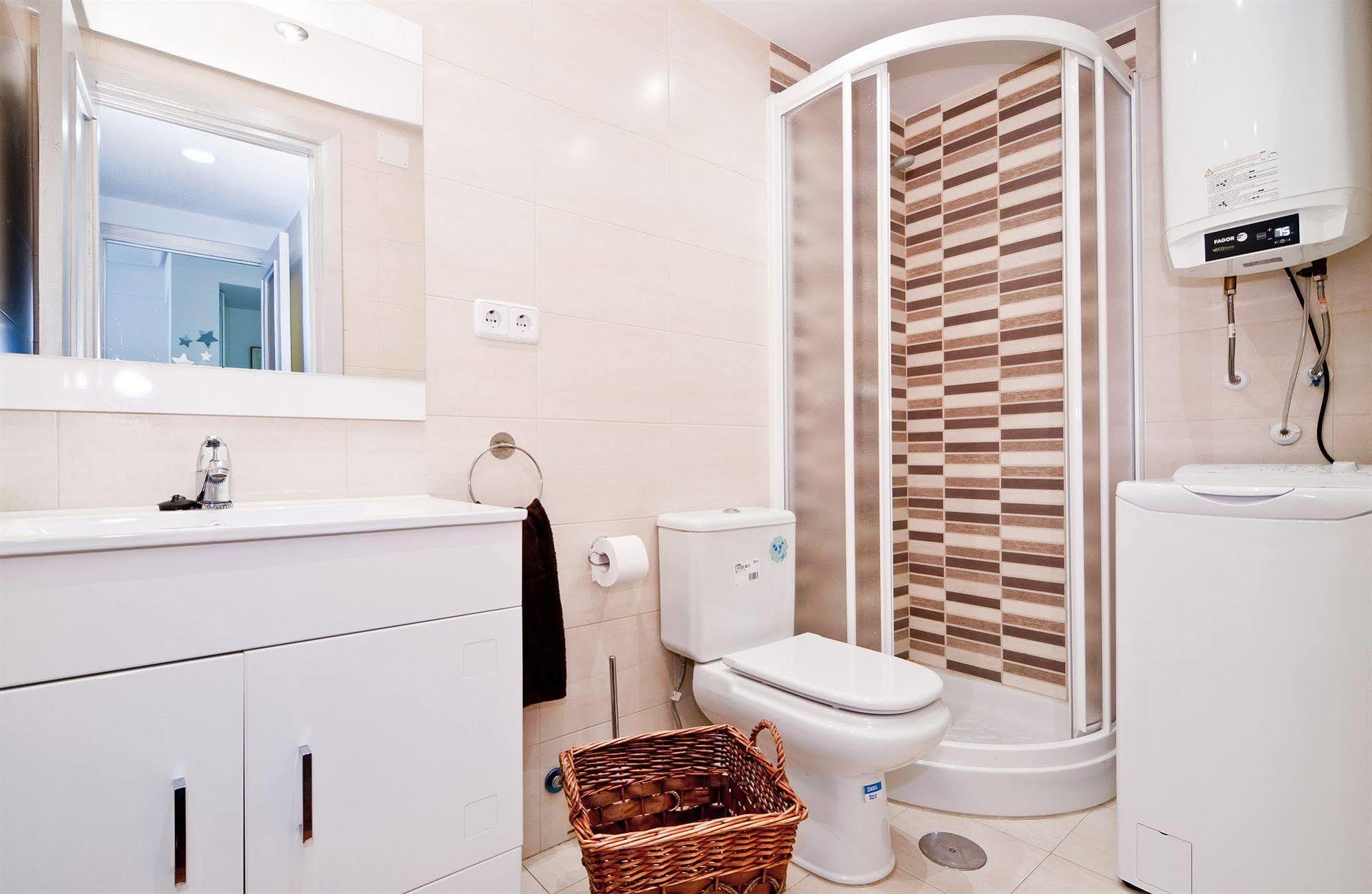 Apartamentos Aqui Me Quedo Madrid Exteriör bild